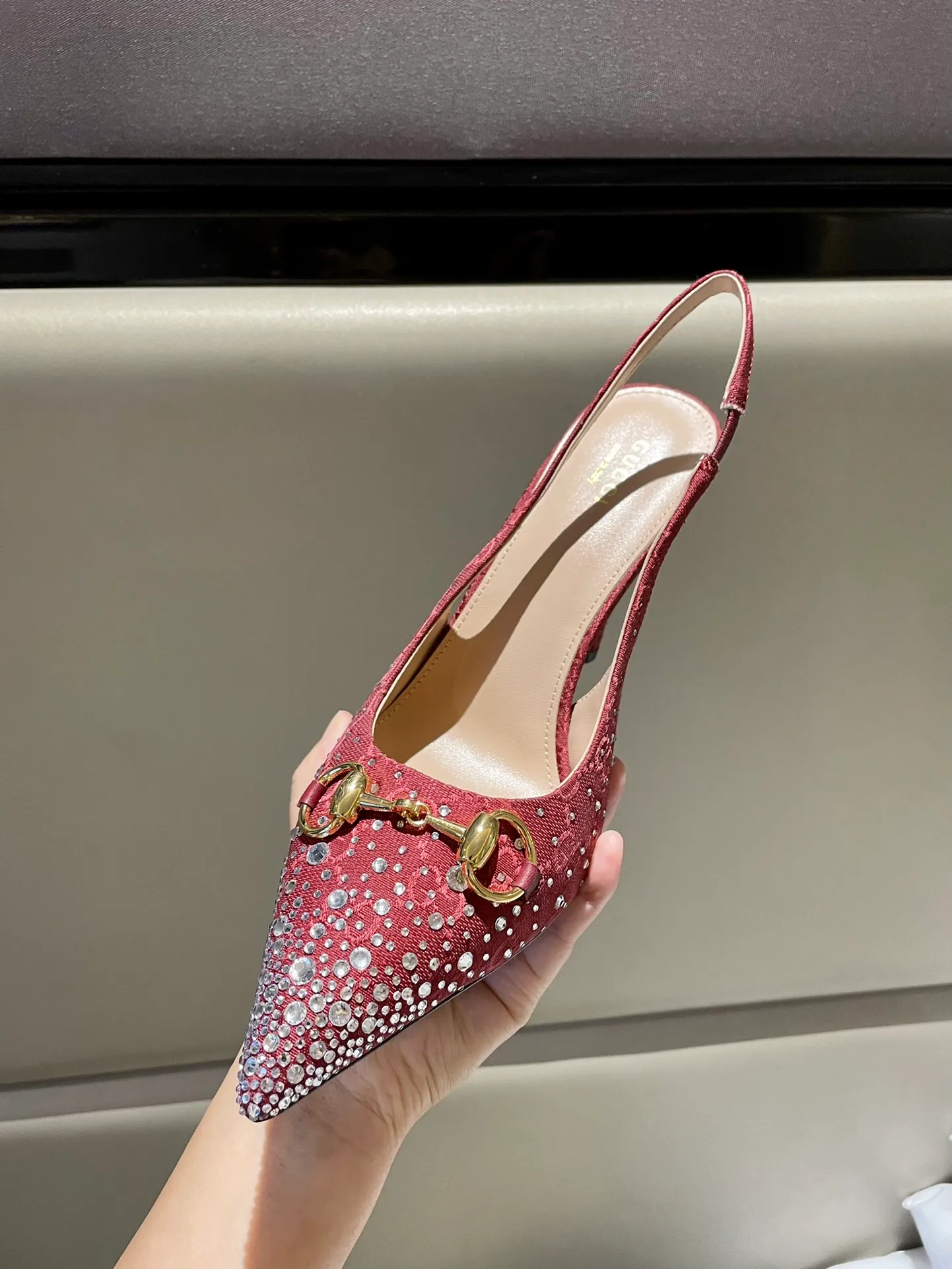 👟👟Ex-factory price 580👟👟 2024 G family’s new GUcc𝐢 horsebit pump sandals with pointed toes, elastic straps and kitten heels complement each other to create a comfortable and fitting design, and the back-lace pumps are the essence of design. Hot-drilling process Upper: Imported high-grade G G canvas Lining/foot pads: Full-grain high-grade lambskin Sole: Italian top-grade genuine leather sole Heel height: 10.5cm Fitting size: 35-42 (40/41/42 custom-made, non-refundable)
